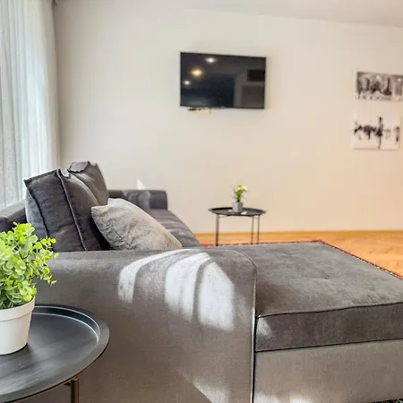 Апартамент Two-bedroom And Cosy *