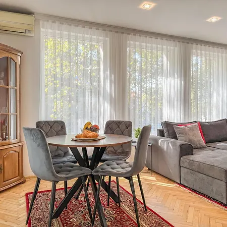 Апартамент Two-bedroom And Cosy *