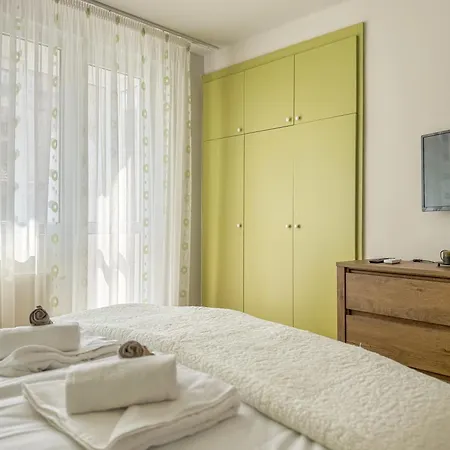 Апартамент Two-bedroom And Cosy *