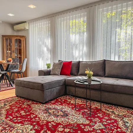 Апартамент Two-bedroom And Cosy *