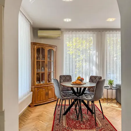 Апартамент Two-bedroom And Cosy